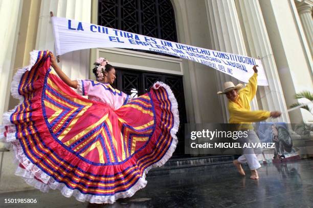 Couple of folkloric dance, dances on the esplanade of the Culture Palace of Nicaragua , located next to what was the Managua Cathedral 06 July 2001....