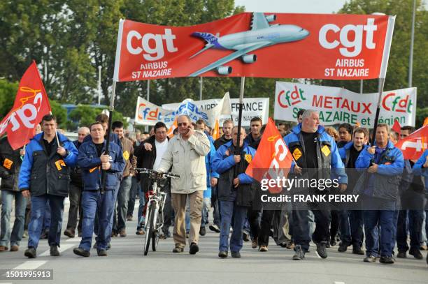 Des salariés d'Airbus manifestent, le 18 septembre 2008, à Saint-Nazaire, à l'appel de la CGT, pour s'élever contre la filialisation des usines de...