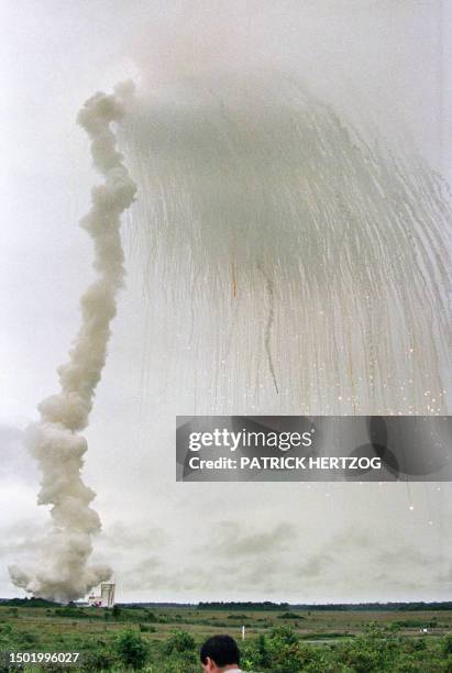 Des débris du lanceur Ariane-5 retombent sur terre le 04 juin à Kourou après la destruction par la sauveguarde du Centre Spatial Guyanais, de la...