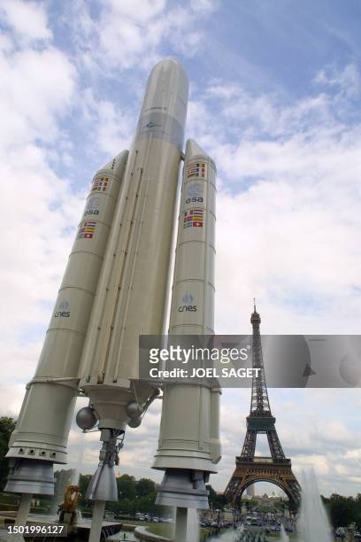 Une maquette de la fusée européenne Ariane 5 trône, le 06 juin 2001 près de la fontaine du Trocadéro à Paris quelques jours avant l'ouverture du...