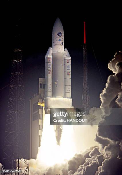 La fusée Ariane 5 décolle, le 02 mars 2004 au centre spatial de Kourou, avec à son bord la sonde européenne Rosetta, qui doit effectuer un voyage de...