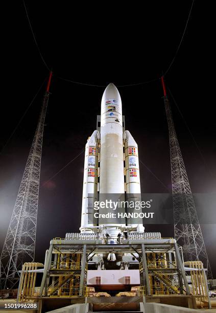Vue prise le 27 septembre 2003 sur le pas de lancement du centre spatial guyanais de Kourou d'une fusée Ariane 5, avec à son bord la première sonde...