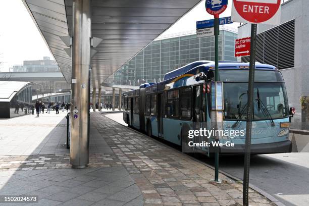 el autobús de la ciudad de nueva york m15 en station island ferry terminal. - autobús de tránsito rápido fotografías e imágenes de stock