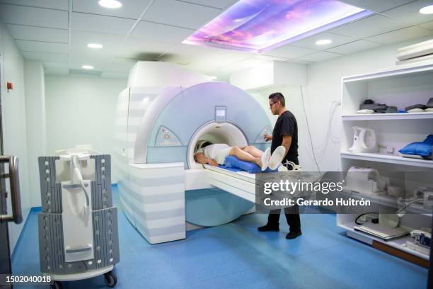 patient undergoing mri examination - mri technician stock pictures, royalty-free photos & images