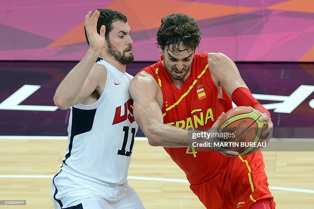 US forward Kevin Love vies with Spanish 