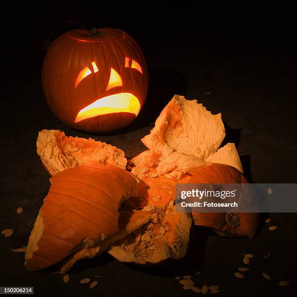 upset jack-o'-lantern looking at smashed pumpkin. - jack o' lantern 個照片及圖片檔