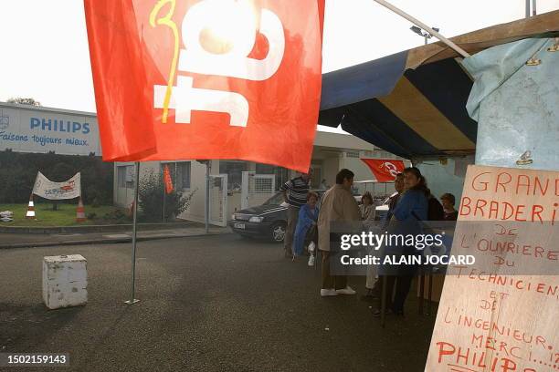 Des employés de Philips participent, le 16 octobre 2001 au Mans, au piquet de grève mis en place devant l'entrée de l'usine depuis la nuit...