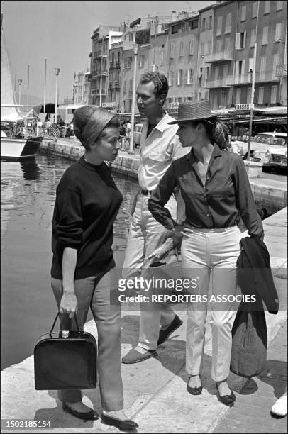 Marina de Savoie et Victor-Emmanuel de Savoie avec Elsa Martinelli sur le port de Saint-Tropez en France, le 9 mai 1963. **NB 6419 **