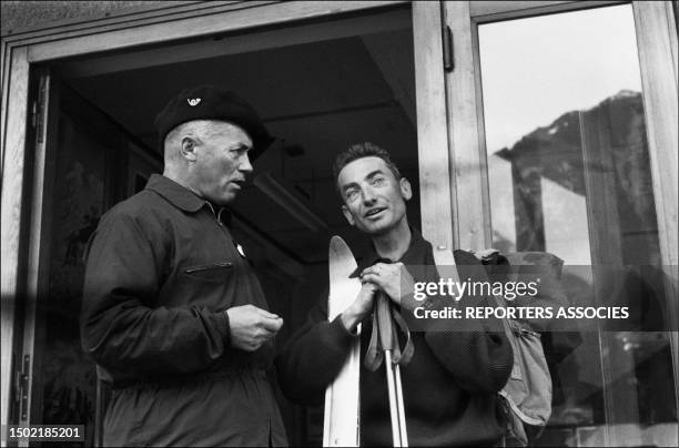 Le commandant Legal discutant avec un guides de haute montagne lors de l'organistaion de l'opération de récupération des corps des alpinistes Jean...