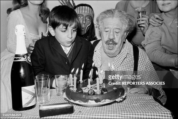 Les acteurs Michel Simon et Alain Cohen autour d'un gâteau d'anniversaire avec des bougies le 6 avril 1967. **NB RA 16130**