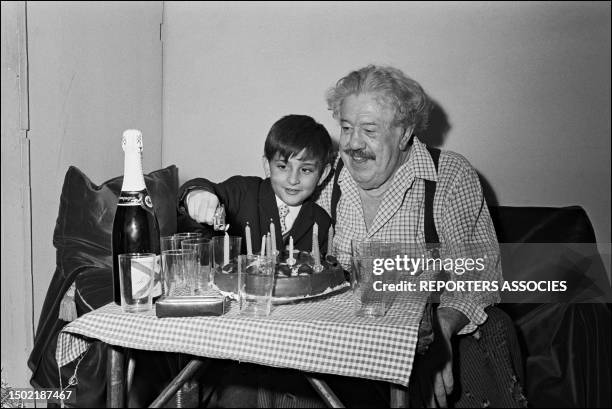 Les acteurs Michel Simon et Alain Cohen autour d'un gâteau d'anniversaire avec des bougies le 6 avril 1967. **NB RA 16130**