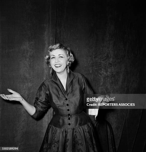 Actrice française Suzy Delair sur scène dans les années 50.