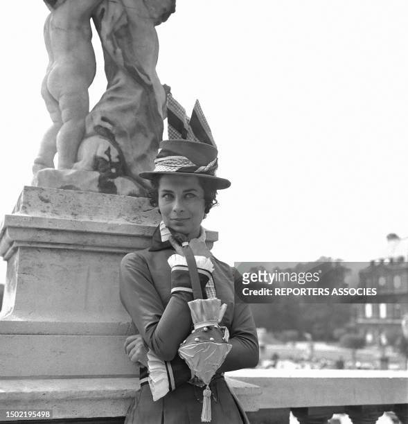 Actrice Juliette Mayniel sur le tournage du film "Landru" au Jardin du Luxembourg à Paris en 1962.