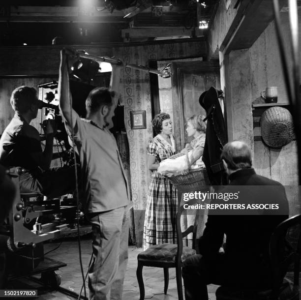 Les actrices Suzy Delair et Maria Schell sur le tournage du film "Gervaise" en 1956.