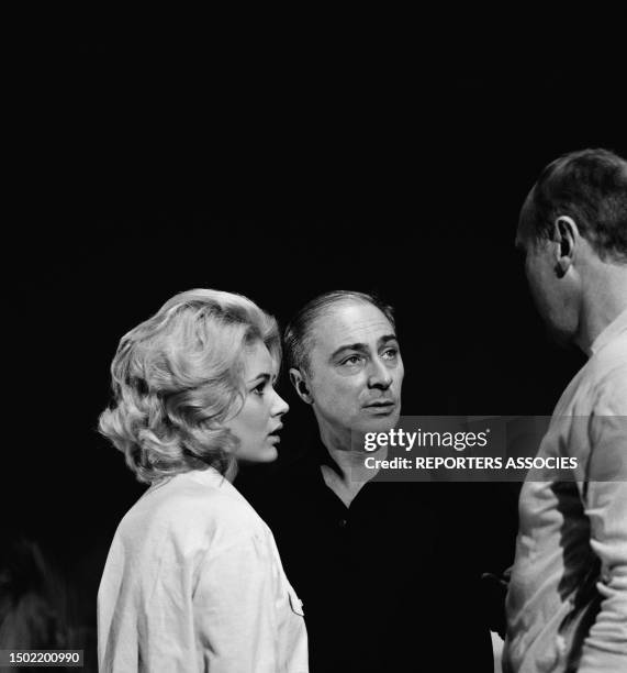 Actrice Beba Loncar et le réalisateur Gérard Oury sur le tournage du film "Le Corniaud", 1964.