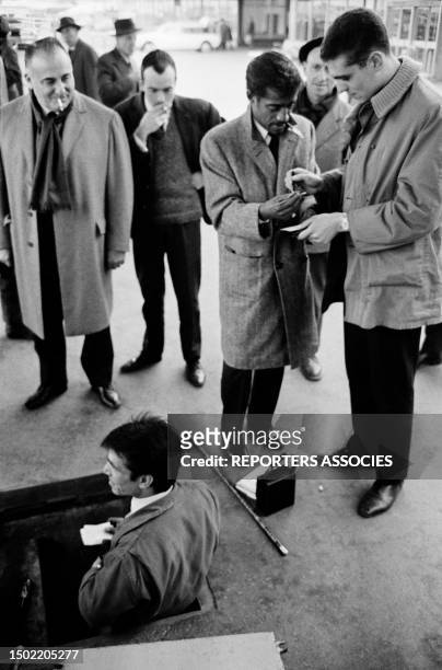 Sammy Davis, Jr. Et Bruno Coquatrix à l'aéroport d'Orly le 14 mars 1964