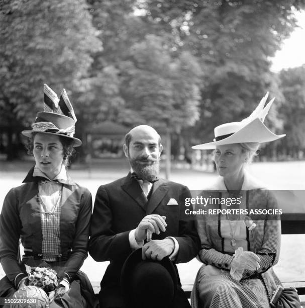 Juliette Mayniel avec Charles Denner et Michèle Morgan sur le tournage du film "Landru" au Jardin du Luxembourg, en 1962.