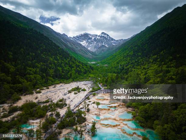 drone direct above view of the five color ponds at huanglong valley, china. huanglong valley is a popular tourist site near jiuzhai national park in sichuan province. - jiuzhaigou imagens e fotografias de stock