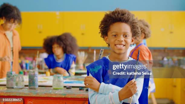 malen, klassenzimmer und porträt von jungen oder kind für kreatives lernen, kindergartenerziehung und -entwicklung. kreativität, kunstschule und junges afrikanisches kind in der klasse mit malprojekt und glücklichem gesicht - africa craft stock-fotos und bilder