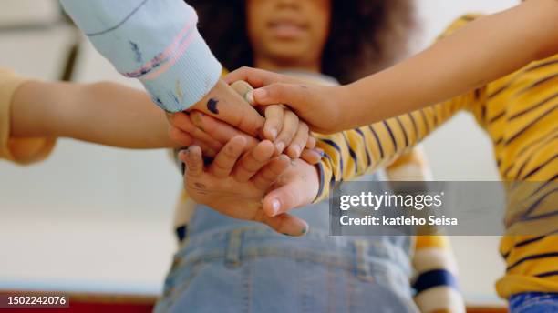 motivation, freunde, hände zusammen und unterstützung in einem klassenzimmer ihres schulgebäudes. partnerschaft oder teambildung, lernen oder bildung und menschen stapeln ihre hände für teamarbeit oder zusammenarbeit - social contract stock-fotos und bilder