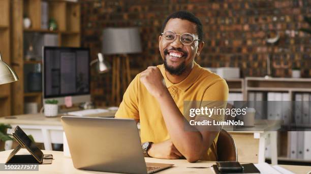 retrato de escritório, laptop e homem de negócios, web designer ou trabalhador de agência criativa em carreira de startup à noite. rosto de uma pessoa ou funcionário africano feliz com design de site ou revisão em seu computador - agência de viagem - fotografias e filmes do acervo