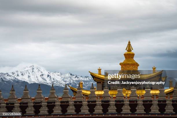 sichuan's holy mountain has a stone pagoda. - huangshan photos et images de collection