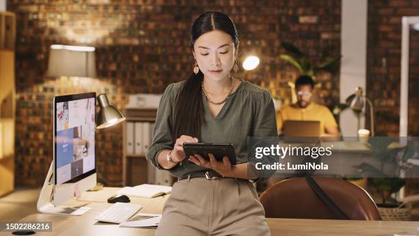 frau im büro, überstunden und recherche auf dem tablet in der designagentur, die e-mails liest oder in sozialen medien scrollt. nacht, projektmanager oder designer im digitalen marketing, planung und überprüfung von apps online. - projektmanagement stock-fotos und bilder