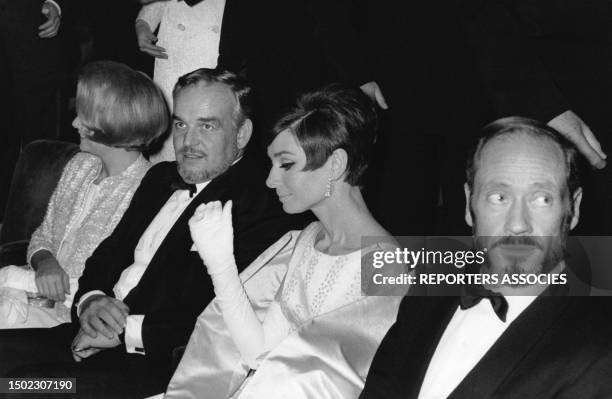 La princesse Grace et le prince Rainier III de Monaco avec Audrey Hepburn et son mari Mel Ferrer a la Nuit du Cinema au theatre Marigny le 28 octobre...