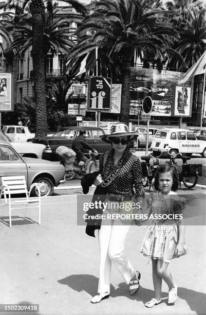 Annie Girardot et sa fille Giulia sur la Croisette pendant le Festival de Cannes en mai 1969 a Cannes, France.