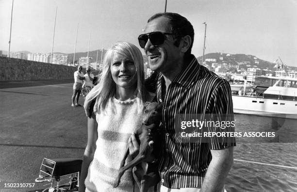 Le chanteur Charles Aznavour avec sa femme Ulla en vacances en bord de mer dans les annees 60, circa 1960 en France.