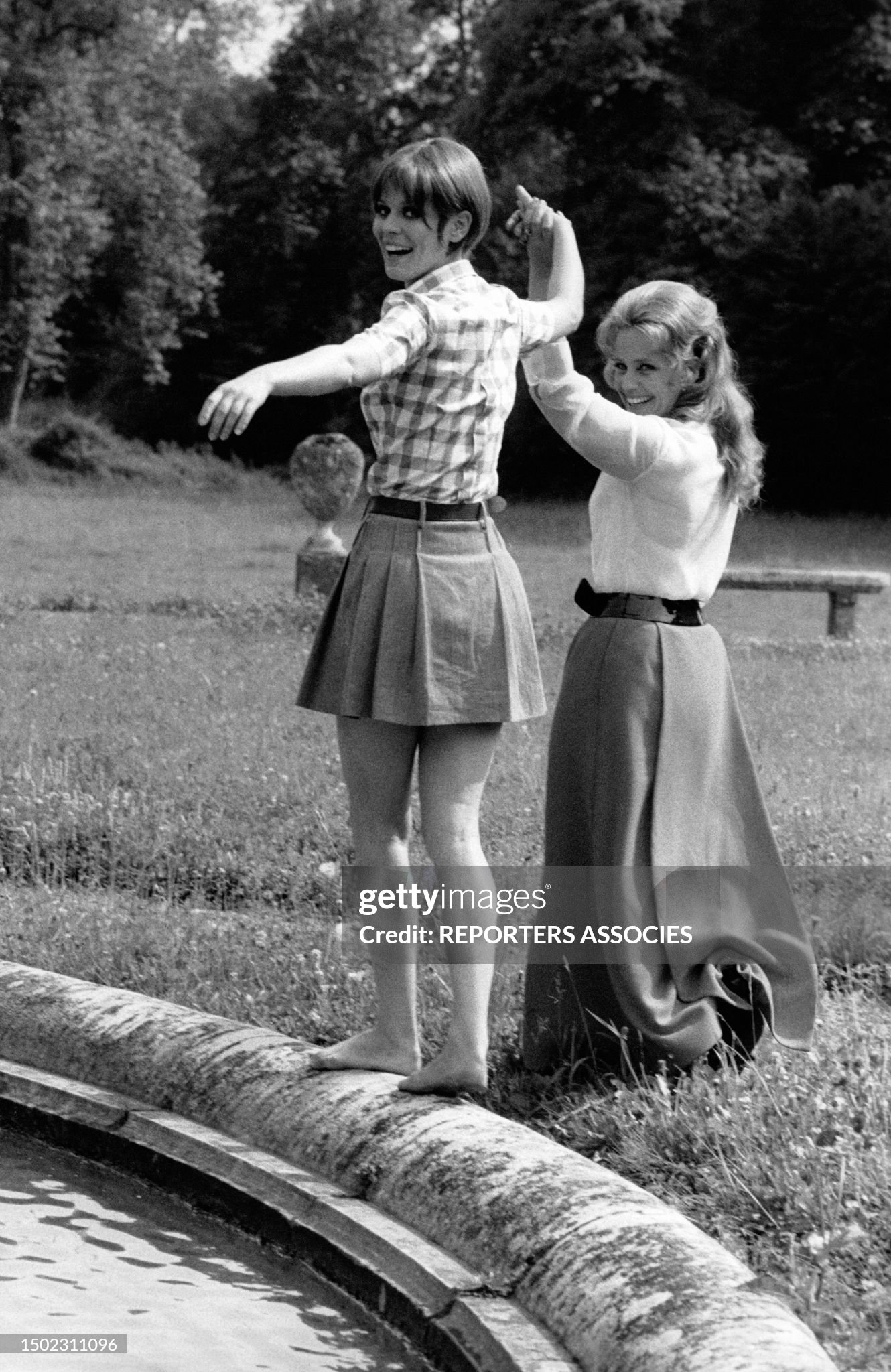 https://media.gettyimages.com/id/1502311096/photo/marthe-keller-et-maria-schell-pendant-le-tournage-du-film-de-philippe-de-broca-le-diable-par.jpg?s=2048x2048&w=gi&k=20&c=R7E8eYllMxkiisNdZG_jA2HhAQeTKf1nDzYhebVWJCM=