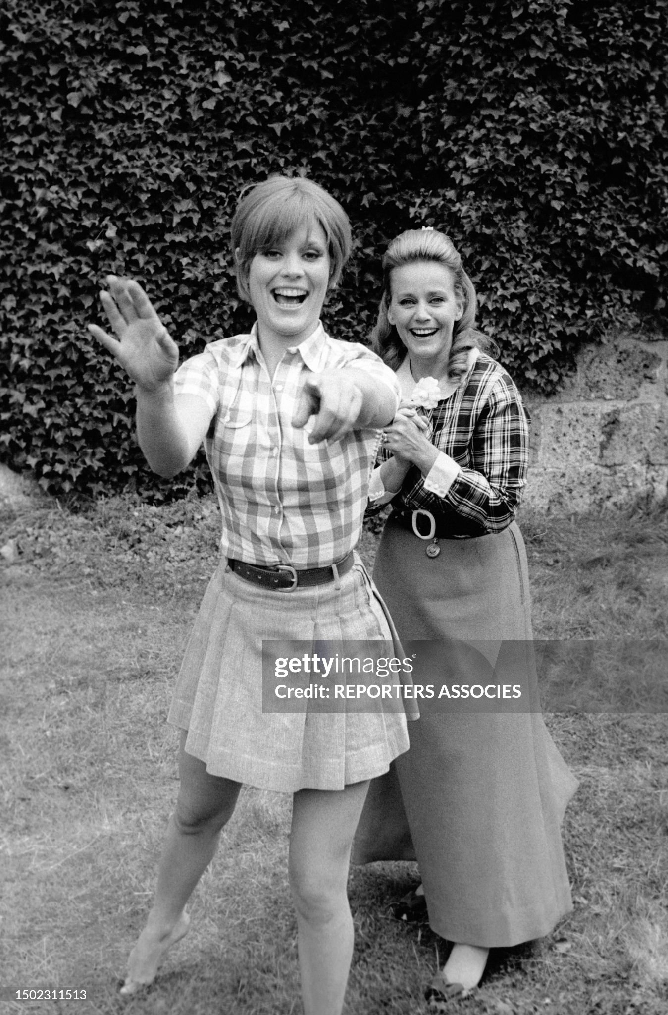 https://media.gettyimages.com/id/1502311513/photo/marthe-keller-et-maria-schell-pendant-le-tournage-du-film-de-philippe-de-broca-le-diable-par.jpg?s=2048x2048&w=gi&k=20&c=I7h9MPfM9A3dSKnIlmbIIuWLM1Ov1nWy9aLxCQFpf30=