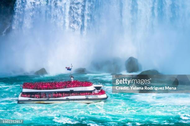cruise attraction in niagara falls - niagara falls stock pictures, royalty-free photos & images