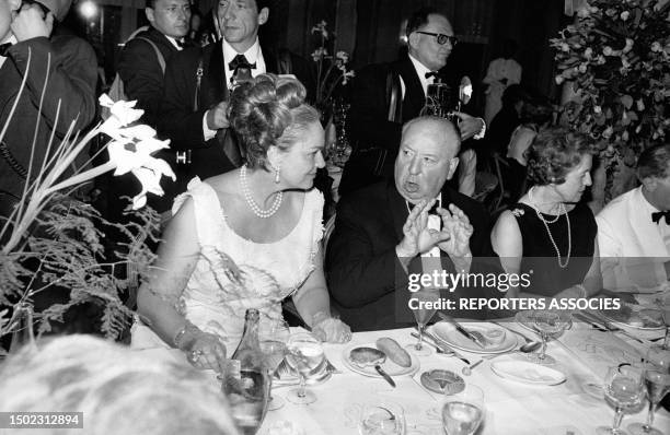 La Bégum Aga Khan et Alfred Hitchcock lors du festival international du film à Cannes, France, en 1963 à Cannes.