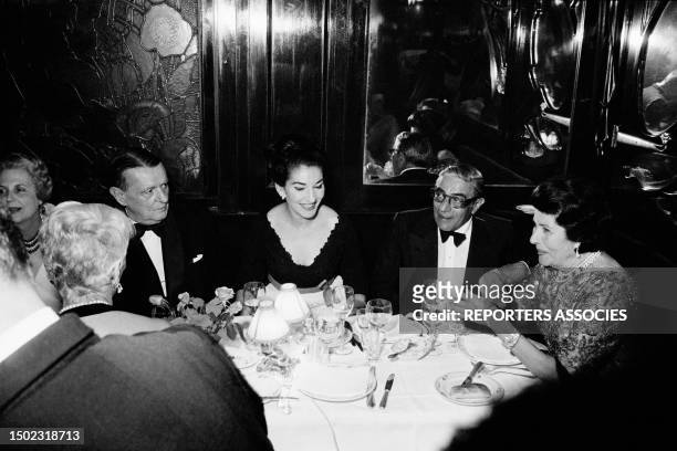 Le musicien Georges Auric, Maria Callas et Aristote Onassis au restaurant Maxim's en mai 1964.