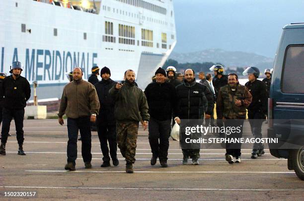 Des marins STC de la SNCM quittent, le 01 octbre 2005 le port d'Ajaccio, suite à l'intervention des forces de l'ordre qui ont forcés leur piquet de...