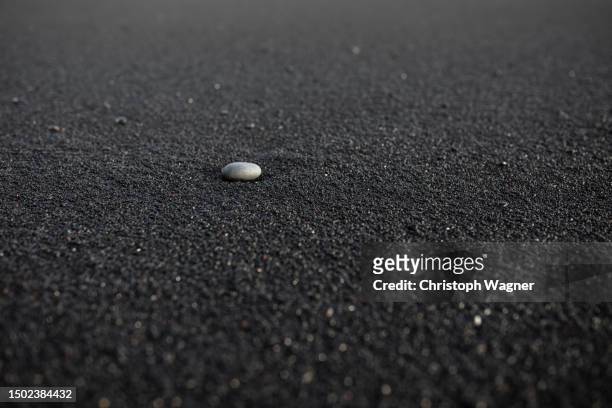 hintergrund, schwarz, sand, struktur - beach stone stock-fotos und bilder