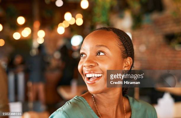 heureuse, surprise et une cliente noire dans un café ou un restaurant pour déjeuner pendant une pause. souriez, détendez-vous et faites du shopping avec une jeune consommatrice dans un café, un bistro ou un restaurant pour un repas à emporter - south african culture photos et images de collection