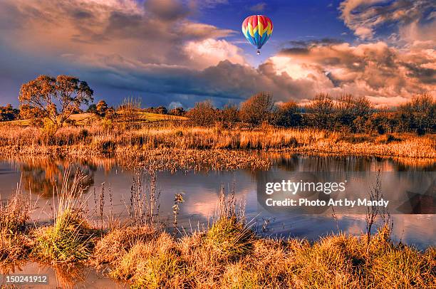 hot air balloon over lake - hot air balloon australia stockfoto's en -beelden