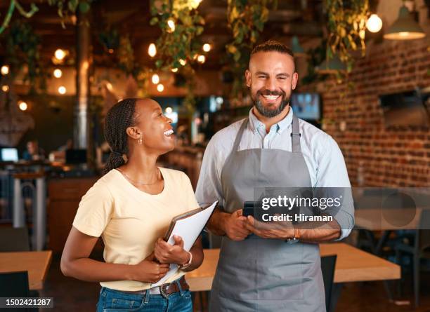 レストラン、事業主、または豪華なモダンな店やタブレットを持つスタートアップの幸せな起業家のポートレート。文書、笑顔、またはコーヒーショップやカフェでマネージャーと笑うおか� - black business owner ストックフォトと画像