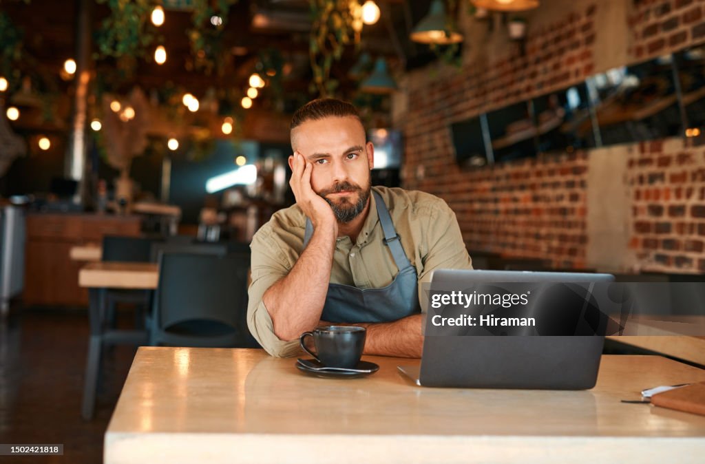 Café, Porträt und Mann Arbeiter gelangweilt am Laptop beim Start für Planung, Aufgabe oder Vorschlagsplan, unglücklich und genervt. Unglücklich, Gesicht und männlicher Manager eines kleinen Unternehmens online für langweiliges Coffeeshop-Projekt