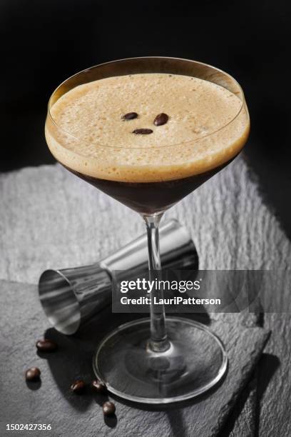 espresso martini - espresso martini stock-fotos und bilder