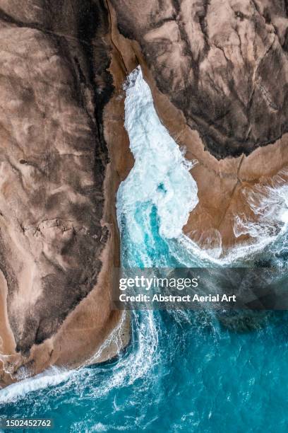 composed drone shot showing ocean waves and the edge of twilight beach jump rock, esperance, western australia, australia - características do litoral - fotografias e filmes do acervo