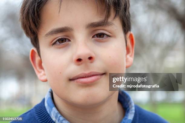 retrato de un niño feliz - un solo niño stock pictures, royalty-free photos & images
