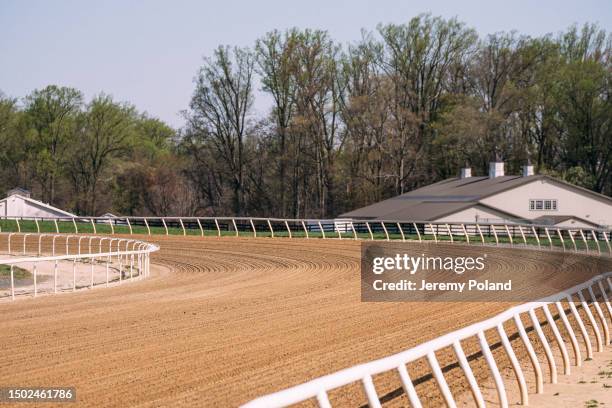 frisch gepflügte feldpferderennbahn mit weißem geländer - horse racecourse stock-fotos und bilder