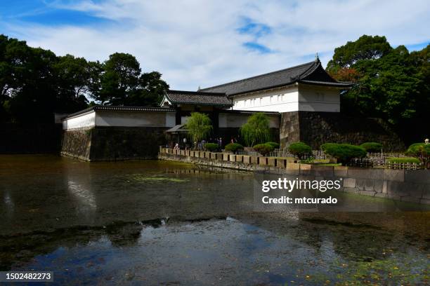 puerta de otemon desde el lado del foso kikyo-bori, tokio, japón - historical geopolitical location fotografías e imágenes de stock