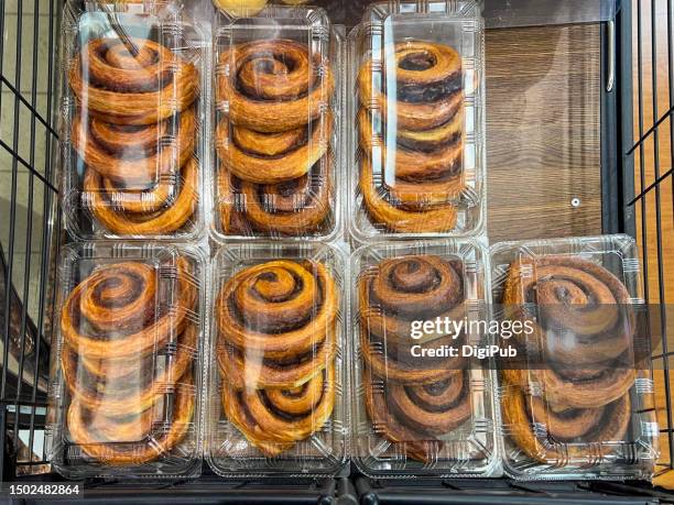 cinnamon rolls in take out boxes - pan dulce fotografías e imágenes de stock