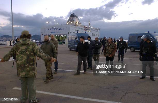 Un syndicaliste salue, le 01 octbre 2005 dans le port d'Ajaccio, des marins STC de la SNCM dont le piquet de grève qui bloquait l'accès au Girolata,...