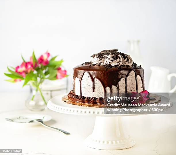 close-up of cake on white background - chocoladeglazuur stockfoto's en -beelden