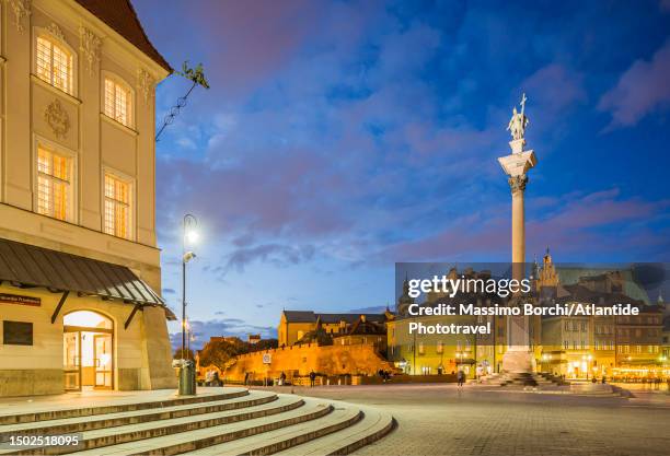 the old town, the sigismund's column and the plac zamkowy (castle square) - warsaw panorama stock pictures, royalty-free photos & images